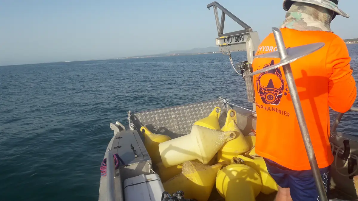 Pose des bouées de zones de baignade sur Gruissan
