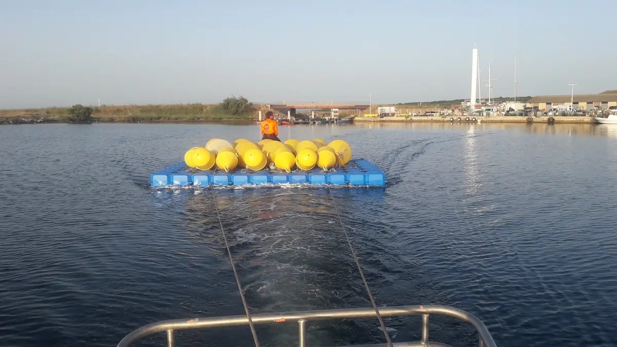 Pose des bouées de zones de baignade sur Gruissan